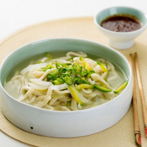 [집밥]칼칼하고 맛있는 '멸치국물 칼국수'